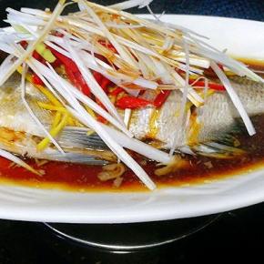 铺上大葱丝后再淋一勺蒸鱼豉油，再次上锅蒸熟