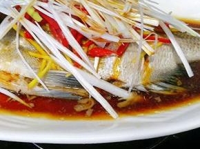 铺上大葱丝后再淋一勺蒸鱼豉油，再次上锅蒸熟