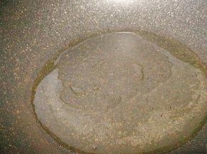 锅里烧油
