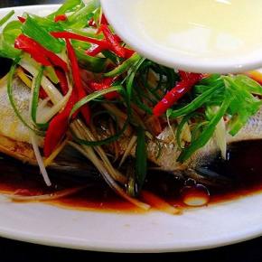 趁热把油均匀淋在鱼身上即可上桌