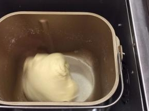 将除黄油以外的所有材料放入面包机桶内，按启动键开始揉面（一个揉面程序剩余5分钟时放入黄油，再启动10分钟）