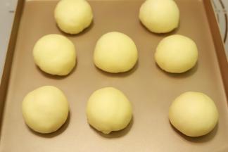 取出面团，轻按排气后平均分成16份（也可以如我一样一个是8小份，一个是6小份）