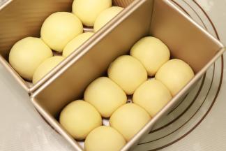 将做好的小面团依次排放入450克的吐司模具内