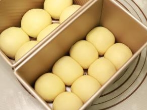 将做好的小面团依次排放入450克的吐司模具内
