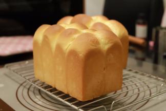 出炉轻震几下后将吐司倒扣脱模，放至手温后装入保鲜袋密封保存