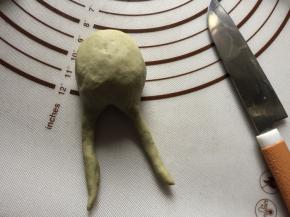 将两条面条轻揉搓成细条