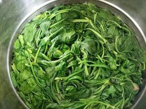 锅内烧开水，把菠菜烫熟