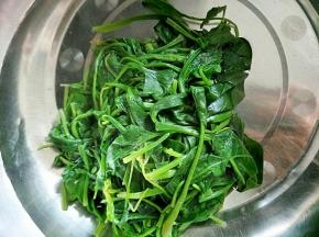 菠菜捞出过凉水后挤去水分备用