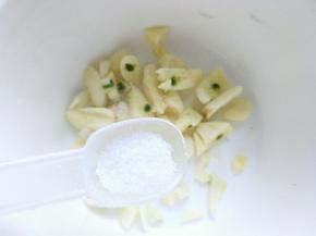 蒜切小块，放在容器里加少许盐