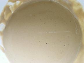 再加一勺清水，把麻酱调开