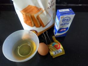 先将材料准备好，我用的玉米油，老公不爱吃黄油的味道