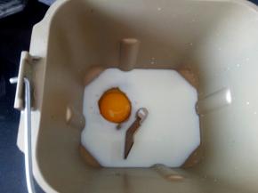 面包桶里先放入液体材料和白砂糖