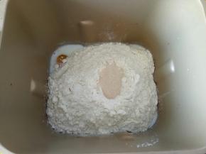 再放入高筋粉，挖个小坑放入酵母