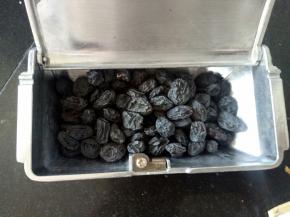 可以在自动撒料盒里放点葡萄干