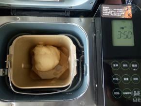 imix程序结束后将玉米油，盐放入面包桶，选择和风模式，烧色浅色，重量750g，等待3小时50分种后面包就好了（这一步用玉米油的话最好在面包桶上盖一块保鲜膜，这样就不会溅的到处都是油了）