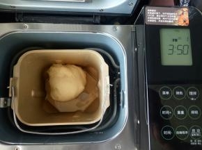 imix程序结束后将玉米油，盐放入面包桶，选择和风模式，烧色浅色，重量750g，等待3小时50分种后面包就好了（这一步用玉米油的话最好在面包桶上盖一块保鲜膜，这样就不会溅的到处都是油了）