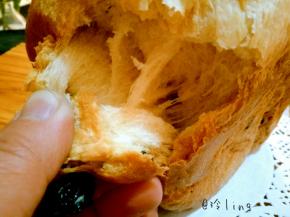 烤好后取出，稍微晾一下，撕一块有拉丝