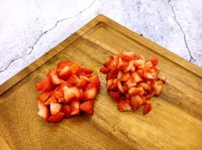 提前将新鲜的草莓洗干净，沥干水分，去掉草莓蒂，将草莓切成如图的草莓块和草莓碎，草每块、草莓碎的大小可随意。
