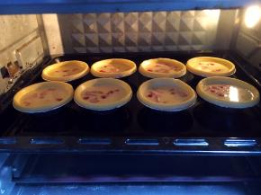 烤箱提前预热，烤箱上下管200度，把蛋挞放中层，先烤10分钟。