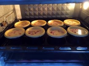 烤箱提前预热，烤箱上下管200度，把蛋挞放中层，先烤10分钟。