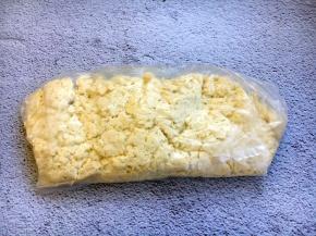 将卤水豆腐放在塑料袋里，把豆腐压平碾碎。