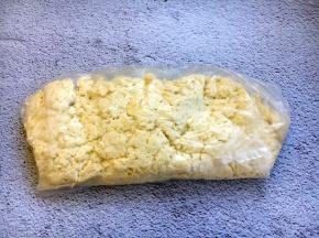 将卤水豆腐放在塑料袋里，把豆腐压平碾碎。