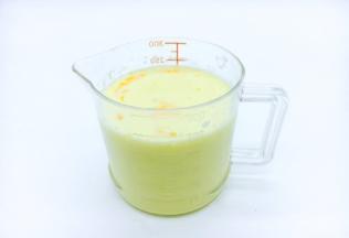 蛋挞液不是很热时，把鸡蛋黄液倒入，轻轻的搅拌均匀，蛋挞液调了备用。