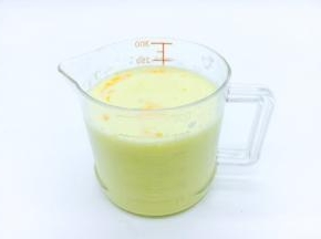 蛋挞液不是很热时，把鸡蛋黄液倒入，轻轻的搅拌均匀，蛋挞液调了备用。