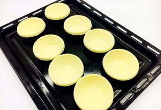 蛋挞皮从冰箱冷冻室里拿出来提前解冻。