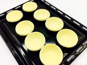 蛋挞皮从冰箱冷冻室里拿出来提前解冻。