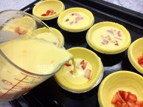 倒入8成满的蛋挞液。