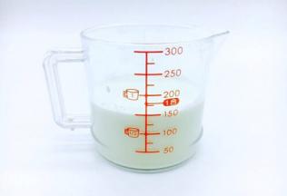 再倒入100ml的淡奶油。