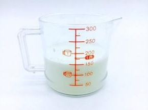 再倒入100ml的淡奶油。