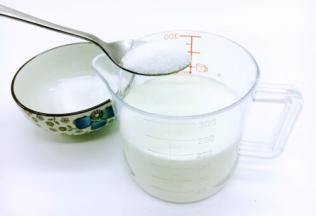 放入16g的白糖。