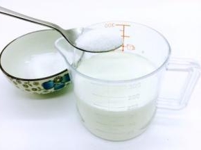 放入16g的白糖。