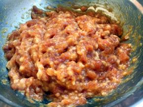 搅拌均匀后肉馅出现粘性即可。