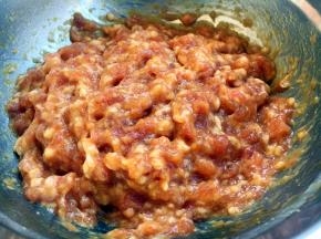 搅拌均匀后肉馅出现粘性即可。