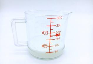 准备好一个容器，先倒入50ml纯牛奶。