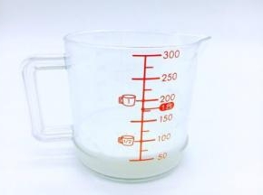 准备好一个容器，先倒入50ml纯牛奶。