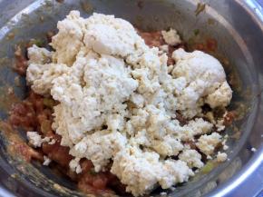 将碾碎的豆腐放在肉馅盆里。