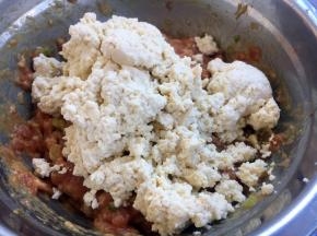 将碾碎的豆腐放在肉馅盆里。