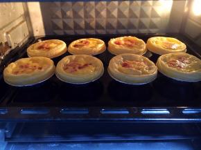 10分钟后蛋挞液表层凝固，拿出烤盘。