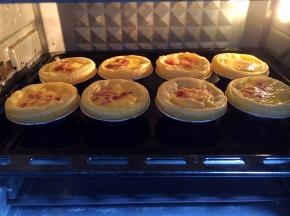 10分钟后蛋挞液表层凝固，拿出烤盘。