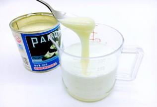 放入1小勺的炼乳。 没有炼乳可以用等量的白糖代替。