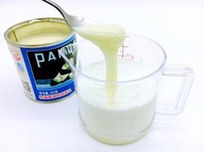 放入1小勺的炼乳。 没有炼乳可以用等量的白糖代替。