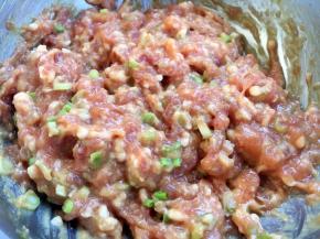 放入葱花搅拌均匀的样子。