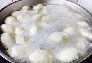 锅里放大量的水，水开后放入饺子，朝一个放搅动，期间水开后往里倒入一小碗的凉水，这样重复4次，饺子熟后捞出。