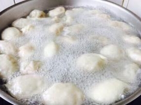 锅里放大量的水，水开后放入饺子，朝一个放搅动，期间水开后往里倒入一小碗的凉水，这样重复4次，饺子熟后捞出。
