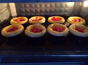 放入草莓块后，再将烤盘放回烤箱，继续再烤10分钟。蛋挞烤好了，拿出来晾一会儿就可以吃了。