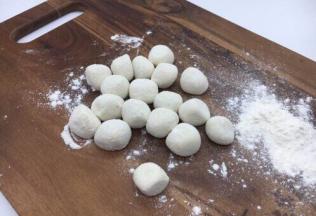 拿出面团再把它们揉匀，取一块小块面团（其它的放回盆里保存），把它用双手搓成长条，再揪成小圆剂子。